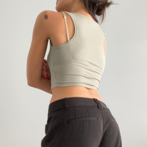Aritzia: Sunday Best Ribbed Crop Top - Picture 2 of 6